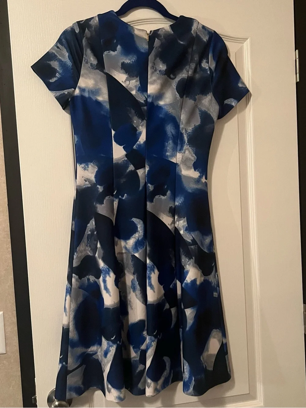 DKNY blue and white abstract floral print dress in a size 4